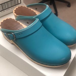 Hanna Andersson Aqua clogs, size 37